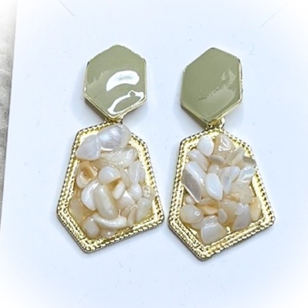 💕Supercute Gold Tone Earrings💕Sage Green Enamel and shells💕